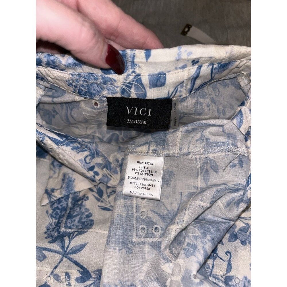 Vici Blue & White Floral Print Button Down Cottage Chic Blouse Size Medium - Picture 7 of 7